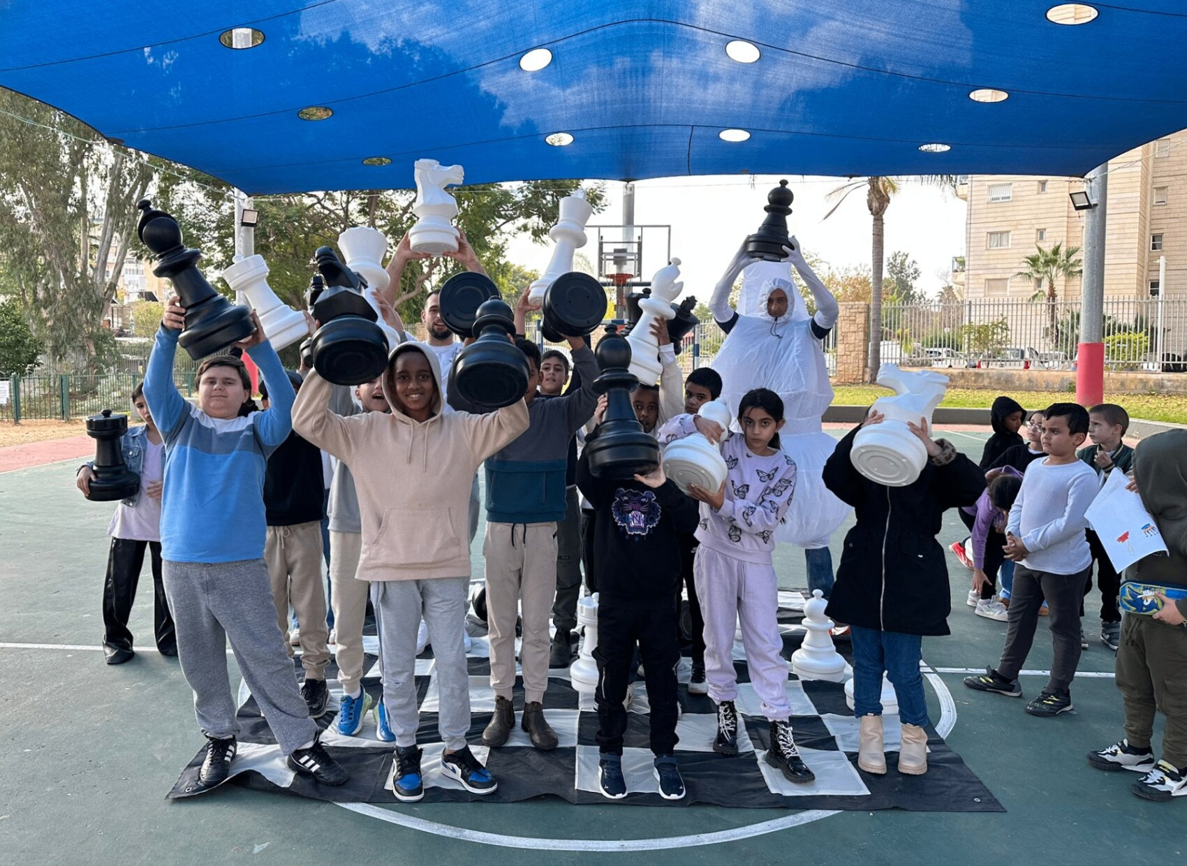 כלים ענקיים בחצר בית הספר